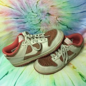 Nike low dunks. Sz 8.5